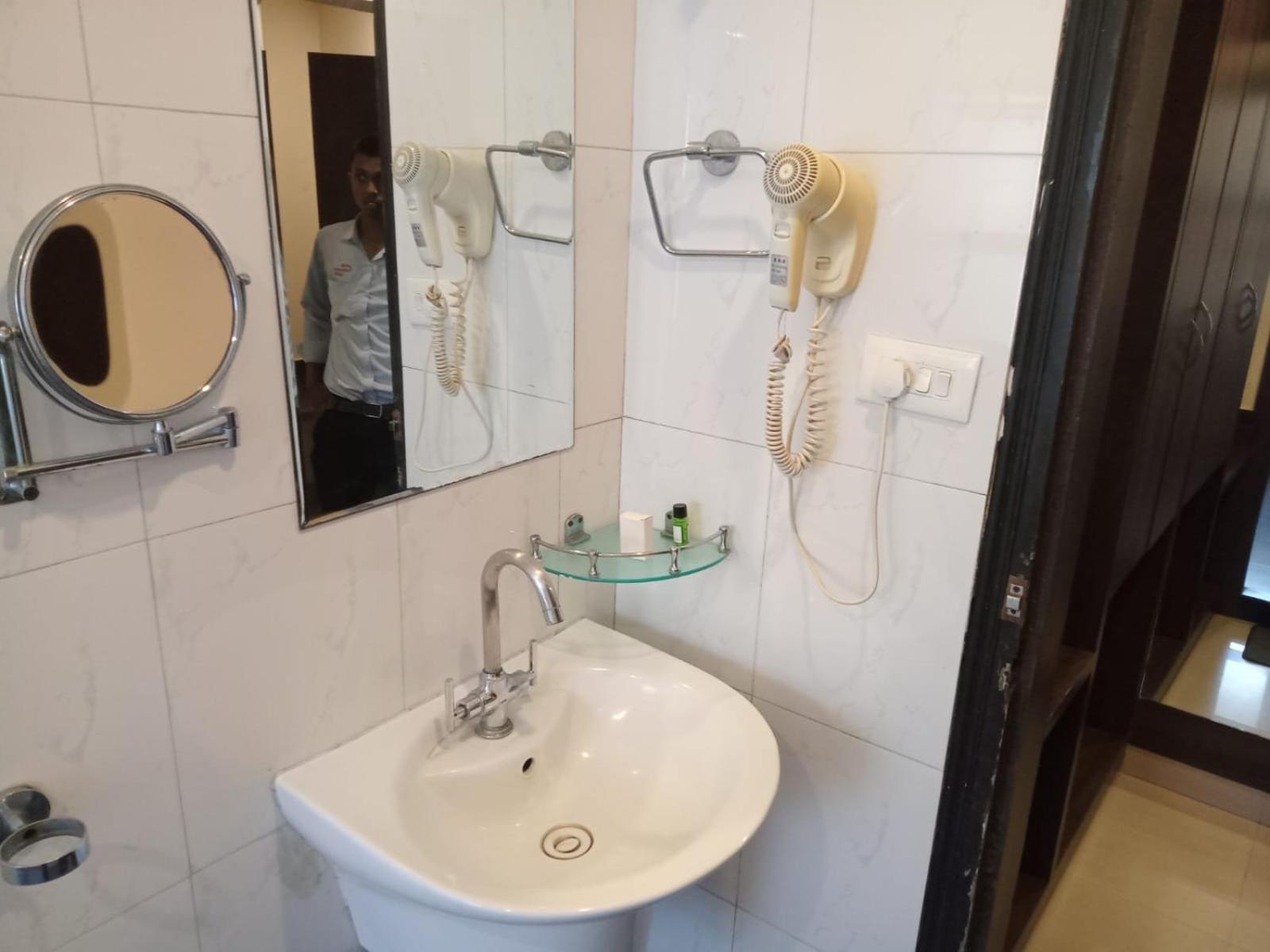The Contour Hotel Guwahati Luaran gambar